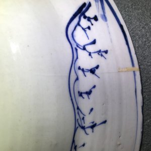 Un plat en porcelaine de Chine bleu et blanc à décor de figures dans un paysage, époque Transition — photo 7