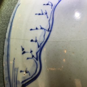 Un plat en porcelaine de Chine bleu et blanc à décor de figures dans un paysage, époque Transition — photo 8
