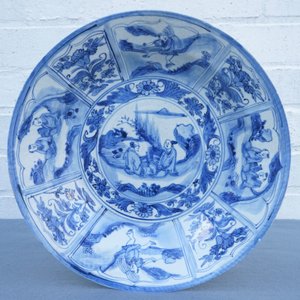 Un plat en porcelaine de Chine bleu et blanc à décor de figures dans un paysage, époque Transition — photo 10