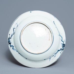 Un plat en porcelaine de Chine bleu et blanc à décor de figures dans un paysage, époque Transition — photo 2