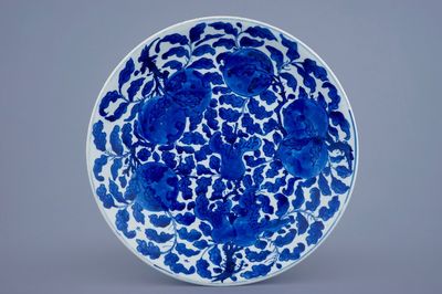 Un plat en porcelaine de Chine bleu et blanc à décor de fruits et feuillages, Kangxi