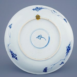 Un plat en porcelaine de Chine bleu et blanc à décor de fruits et feuillages, Kangxi — photo 2