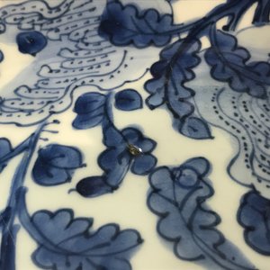 Un plat en porcelaine de Chine bleu et blanc à décor de fruits et feuillages, Kangxi — photo 11