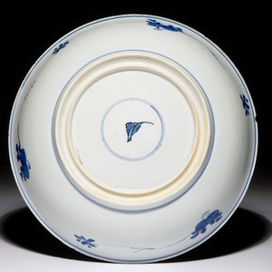 Un plat en porcelaine de Chine bleu et blanc à décor de fruits et feuillages, Kangxi — photo 2