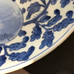 Un plat en porcelaine de Chine bleu et blanc à décor de fruits et feuillages, Kangxi — photo 3