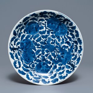 Un plat en porcelaine de Chine bleu et blanc à décor de fruits et feuillages, Kangxi — photo 1