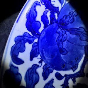 Un plat en porcelaine de Chine bleu et blanc à décor de fruits et feuillages, Kangxi — photo 3