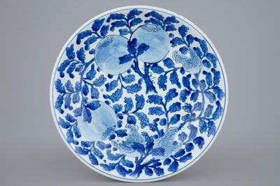 Un plat en porcelaine de Chine bleu et blanc à décor de fruits et feuillages, Kangxi