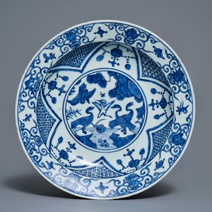 Un plat en porcelaine de Chine bleu et blanc à décor de grues, Jiajing — photo 1