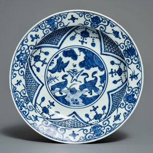 Un plat en porcelaine de Chine bleu et blanc à décor de grues, Jiajing — photo 1
