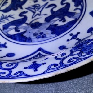 Un plat en porcelaine de Chine bleu et blanc à décor de grues, Jiajing — photo 4