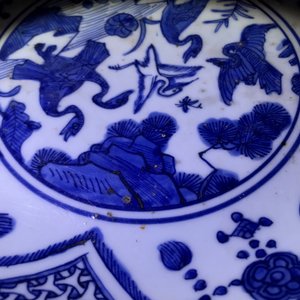 Un plat en porcelaine de Chine bleu et blanc à décor de grues, Jiajing — photo 8