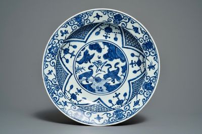 Un plat en porcelaine de Chine bleu et blanc à décor de grues, marque de 'fu gui jia qi', Jiajing