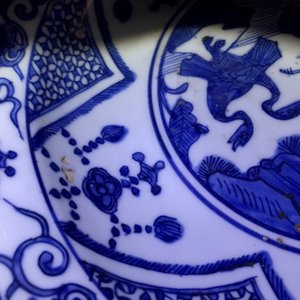 Un plat en porcelaine de Chine bleu et blanc à décor de grues, marque de 'fu gui jia qi', Jiajing — photo 7
