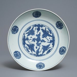 Un plat en porcelaine de Chine bleu et blanc à décor de grues, marque et époque de Jiajing — photo 1