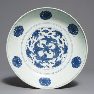 Un plat en porcelaine de Chine bleu et blanc à décor de grues, marque et époque de Jiajing — photo 1