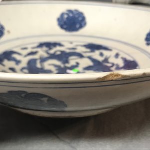 Un plat en porcelaine de Chine bleu et blanc à décor de grues, marque et époque de Jiajing — photo 7