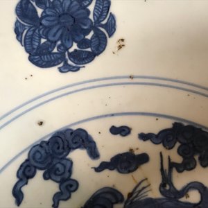 Un plat en porcelaine de Chine bleu et blanc à décor de grues, marque et époque de Jiajing — photo 8