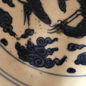 Un plat en porcelaine de Chine bleu et blanc à décor de grues, marque et époque de Jiajing — photo 9