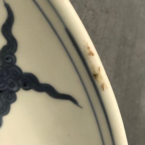 Un plat en porcelaine de Chine bleu et blanc à décor de grues, marque 'fui gui chang ming', Jiajing — photo 5