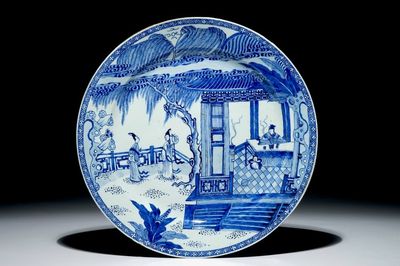 Un plat en porcelaine de Chine bleu et blanc à décor de "La Romance de la Chambre de l'Ouest", Yongzheng