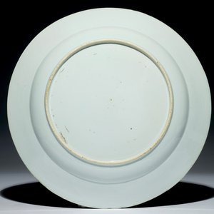 Un plat en porcelaine de Chine bleu et blanc à décor de "La Romance de la chambre de l'ouest", Yongzheng — photo 2