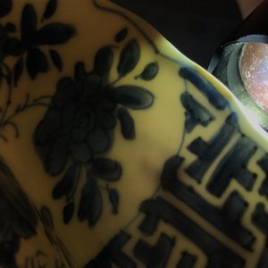 Un plat en porcelaine de Chine bleu et blanc à décor de Longues Dames, marque et époque de Kangxi — photo 4