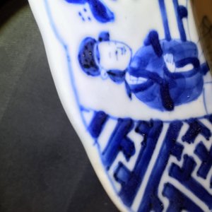 Un plat en porcelaine de Chine bleu et blanc à décor de Longues Dames, marque et époque de Kangxi — photo 8