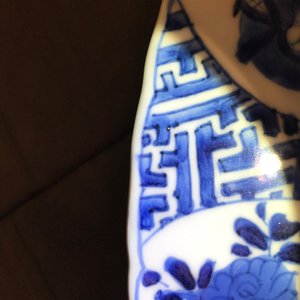 Un plat en porcelaine de Chine bleu et blanc à décor de Longues Dames, marque et époque de Kangxi — photo 10