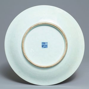 Un plat en porcelaine de Chine bleu et blanc à décor de lotus, marque et époque de Qianlong — photo 2