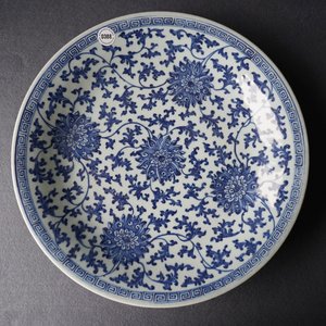 Un plat en porcelaine de Chine bleu et blanc à décor de lotus, marque et époque de Qianlong — photo 3