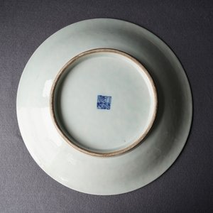 Un plat en porcelaine de Chine bleu et blanc à décor de lotus, marque et époque de Qianlong — photo 4