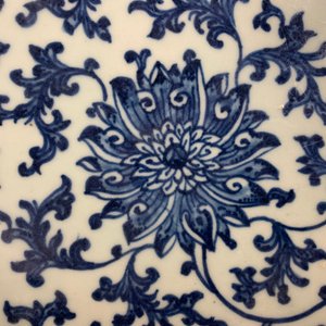 Un plat en porcelaine de Chine bleu et blanc à décor de lotus, marque et époque de Qianlong — photo 5