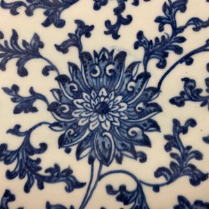 Un plat en porcelaine de Chine bleu et blanc à décor de lotus, marque et époque de Qianlong — photo 6