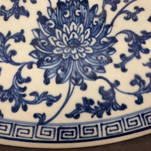 Un plat en porcelaine de Chine bleu et blanc à décor de lotus, marque et époque de Qianlong — photo 7
