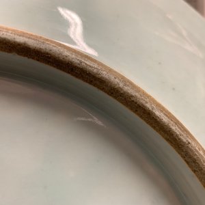 Un plat en porcelaine de Chine bleu et blanc à décor de lotus, marque et époque de Qianlong — photo 9
