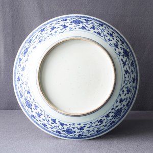 Un plat en porcelaine de Chine bleu et blanc à décor de rinceaux floraux de style Ming, Qianlong — photo 4
