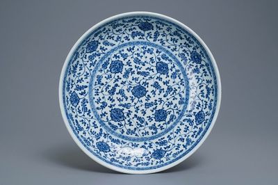 Un plat en porcelaine de Chine bleu et blanc à décor de rinceaux floraux de style Ming, Qianlong