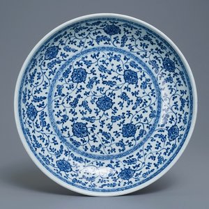 Un plat en porcelaine de Chine bleu et blanc à décor de rinceaux floraux de style Ming, Qianlong — photo 1