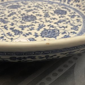 Un plat en porcelaine de Chine bleu et blanc à décor de rinceaux floraux de style Ming, Qianlong — photo 5
