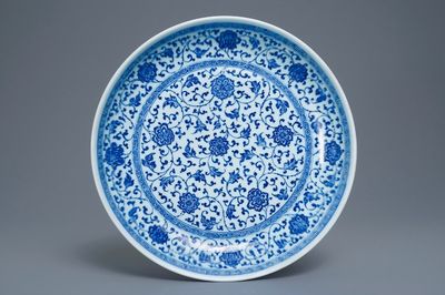 Un plat en porcelaine de Chine bleu et blanc à décor de rinceaux floraux de style Ming, Qianlong