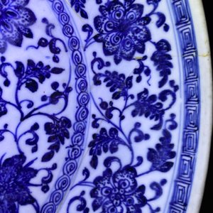 Un plat en porcelaine de Chine bleu et blanc à décor de rinceaux floraux de style Ming, Qianlong — photo 5