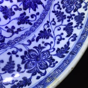 Un plat en porcelaine de Chine bleu et blanc à décor de rinceaux floraux de style Ming, Qianlong — photo 6