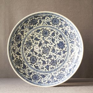 Un plat en porcelaine de Chine bleu et blanc à décor de rinceaux floraux de style Ming, Qianlong — photo 7