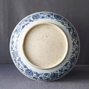 Un plat en porcelaine de Chine bleu et blanc à décor de rinceaux floraux de style Ming, Qianlong — photo 8