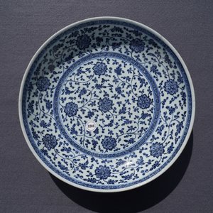Un plat en porcelaine de Chine bleu et blanc à décor de rinceaux floraux de style Ming, Qianlong — photo 3