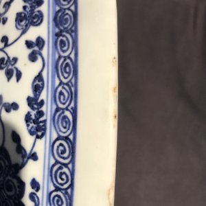 Un plat en porcelaine de Chine bleu et blanc à décor de rinceaux floraux de style Ming, Qianlong — photo 7