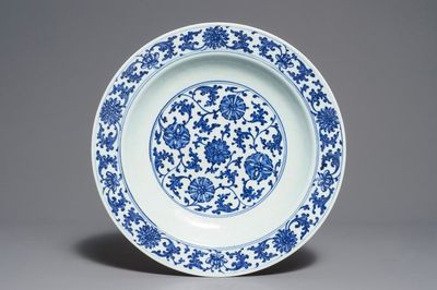 Un plat en porcelaine de Chine bleu et blanc à décor de style Ming, Qianlong
