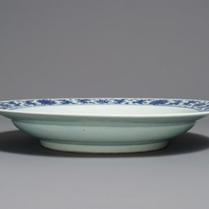 Un plat en porcelaine de Chine bleu et blanc à décor de style Ming, Qianlong — photo 3