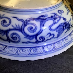 Un plat en porcelaine de Chine bleu et blanc à décor des 'huit trigrammes', Ming — photo 18